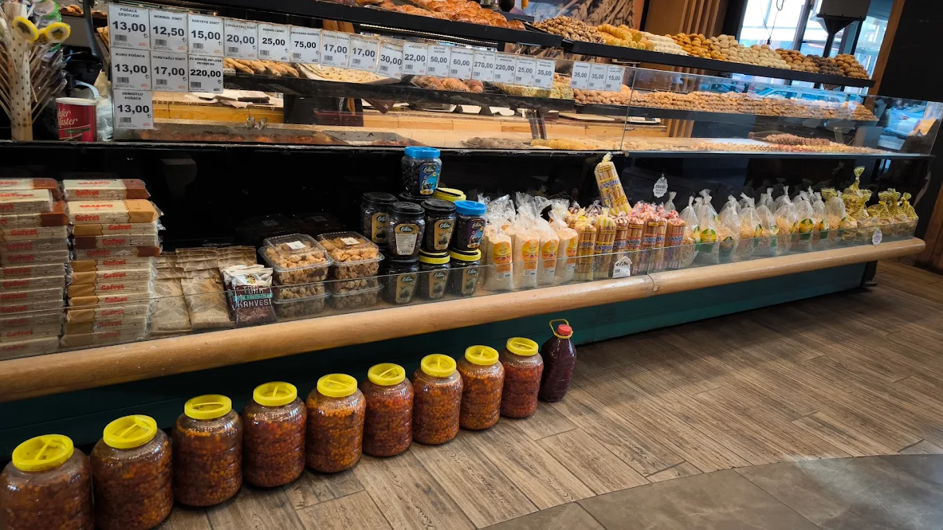 Kemer Fırın market reyonu — reçeller ve kavanozlar